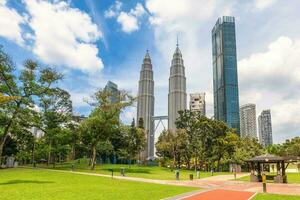 petronas gemelo torres, el más alto edificios en kuala lumpur, Malasia y el más alto gemelo torres en el mundo. construcción empezado en 1 marzo 1993 y terminado en 31 agosto 1999. foto