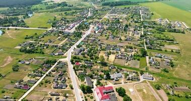 fliegend Über Straße im ein Dorf mit Schuppen und Garten Grundstücke video