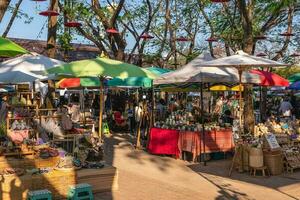 jing jai mercado, un animado fin de semana mercado abastecimiento orgánico Fruta y verdura, café y alimento, situado en chiang Mai, tailandia eso toma sitio en el Mañana cada fin de semana. foto