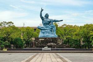 paz estatua a el paz parque en Nagasaki ciudad, kyushu, Japón. esta parque conmemora el atómico bombardeo de Nagasaki en agosto 9, 1945 cuales destruido el ciudad y delicado habitantes. foto