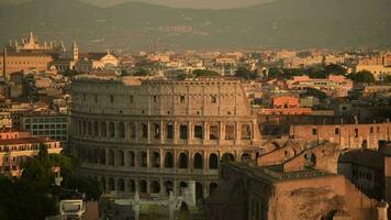 Outubro 15, 2019. Roma, Itália. monumental três em camadas romano anfiteatro uma vez usava para gladiador jogos e animal acrobacias. video