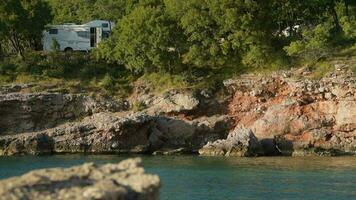 scénique mer rive camping placer. RV camping car campeur van vacances. divaguer dans le L'Europe . video