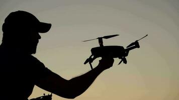 dos hombres y recreativo zumbido vuelo con su aviones durante escénico puesta de sol. video