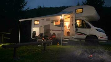 motorhome acampamento. família em a acampamento. queimando fogueira e a moderno classe c campista furgão. verão período de férias tempo. video