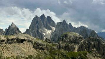tijd vervallen van pieken van cadini di misurina berg pieken gedekt door stormachtig wolken. belluno provincie, Italië. video