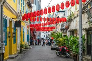 kwai chai Hongo, un pequeño callejón detrás pétalo calle en el barrio chino de kuala lumpur, Malasia. allí son numeroso murales representando el diario vida a esta sitio en el antiguo días. foto