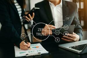 cero confiar seguridad concepto persona utilizando computadora y tableta con cero confiar icono en virtual pantalla de datos negocios.en oficina foto