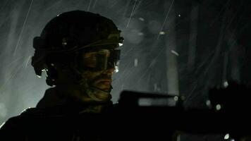 soldado con asalto rifle con Linterna Entre arboles militar soldado en acción a noche en el bosque área. noche hora militar misión. video