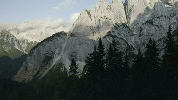 främre fönster berg eller montera prisojnik naturskön antenn antal fot. Slovenien, Europa. video