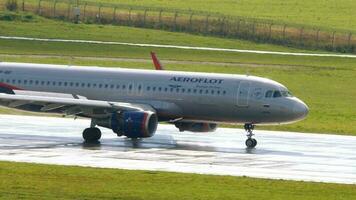 Kazan, Russisch federatie september 14, 2020 - aeroflot luchtbus a320 vp bif vertraagt naar beneden na landen Aan landingsbaan Bij Kazan Internationale luchthaven video