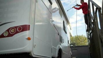 caucasico uomini lavaggio camper furgone rv utilizzando pressione rondella. dopo stagione camper Manutenzione. video