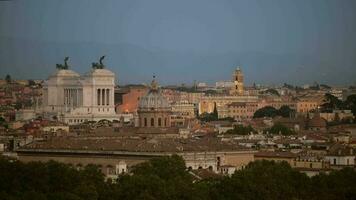 cidade do Roma panorama durante pôr do sol. famoso histórico edifícios e a paisagem urbana. video