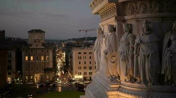 trafic sur le piazza venezia dans le central Rome. video