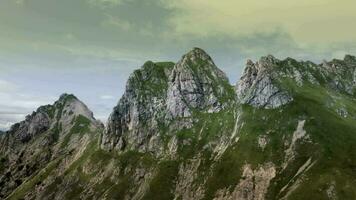 esloveno montanha panorama aéreo imagens de vídeo. juliano Alpes região. video