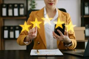 cliente o cliente las estrellas para completar cinco estrellas. con espacio de copia. dando una calificación de cinco estrellas. calificación de servicio, concepto de satisfacción. foto