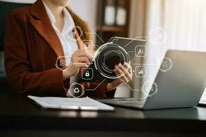 medios de marketing digital en pantalla virtual. mano de mujer de negocios trabajando con teléfono móvil y computación moderna con diagrama de icono vr en la oficina foto