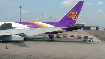 bangkok, tailandia, 14 de noviembre de 2018 - aviones en la plataforma del aeropuerto de subvarnabhumi, vista desde el avión que empuja hacia atrás video