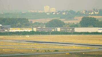 Passagier Flugzeug Annäherung und Landung auf das Flughafen Runway auf ein Sommer- sonnig Tag video