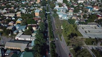 panorama do casas telhados e estradas dentro Bishkek, Quirguistão video