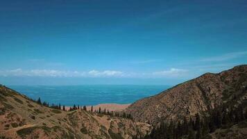 Antenne Aussicht von das Land im das Schlucht in der Nähe von See issyk kul, Kirgisistan video