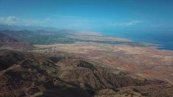 aéreo panorama de el tierras altas en Kirguistán video