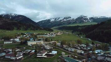 top visie van een authentiek dorp in de jyrgalan vallei, Kirgizië video