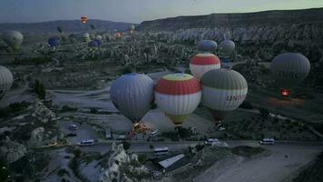 ballonnen nemen uit Bij dageraad over- Cappadocië, antenne visie video