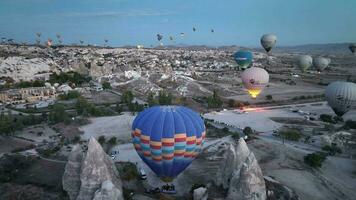 ballonnen nemen uit Bij dageraad over- Cappadocië, antenne visie video