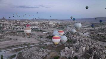 Luftballons nehmen aus beim Dämmerung Über Kappadokien, Antenne Aussicht video