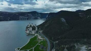 golubatskaya fortezza su il costa il Danubio, Serbia video