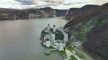 golubatskaya fästning på de kust de Donau, serbia video