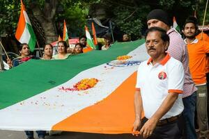 Delhi, India -15 mayo 2023 - grande grupo de personas durante grande tiranga yatra organizado como parte de el azadi ka amrit mahotsav a celebrar el 76 aniversario de de la india independencia, indio bandera marzo foto