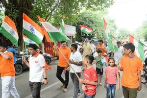 Delhi, India -15 ago 2022 - grande grupo de personas durante grande tiranga yatra organizado como parte de el azadi ka amrit mahotsav a celeberar el 75 aniversario de de la india independencia, indio bandera marzo foto