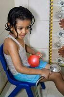 linda indio niña teniendo bañera durante el verano vacaciones estación, linda asiático niño Lavado en un baño, niño baños estilo de vida concepto foto