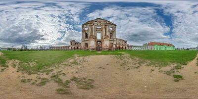 lleno esférico hdri 360 panorama cerca Roca abandonado arruinado palacio edificio con columnas a noche en equirrectangular proyección, vr Arkansas virtual realidad contenido foto