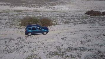 el coche paseos en el seco aral mar, Kazajstán video