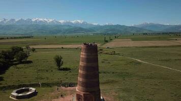 burana Torre su il sfondo di montagna paesaggi, Kyrgyzstan video