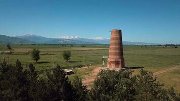 burana torre em a fundo do montanha paisagens, Quirguistão video