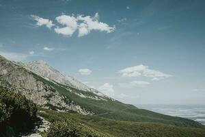 camino en el borde de el tatra montañas durante el soleado verano día foto