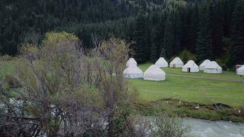 yurta cámping en el montañas cerca el río, aéreo ver video