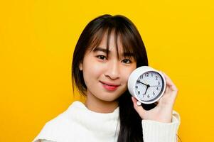 personas y tiempo. niña y su blanco alarma reloj. importancia de hora el valor de hora gastado en vida hora concepto y puntualidad en trabajo foto