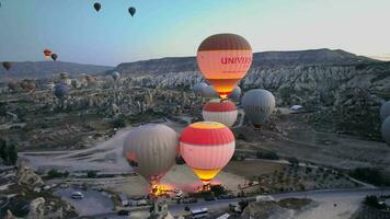 ballonnen nemen uit Bij dageraad over- Cappadocië, antenne visie video