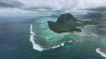 hoofd visie van le Morne brabant met onderwater- waterval, mauritius, antenne visie video