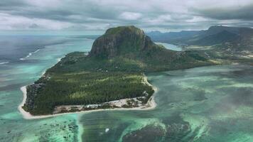 hoofd visie van le Morne brabant met onderwater- waterval, mauritius, antenne visie video