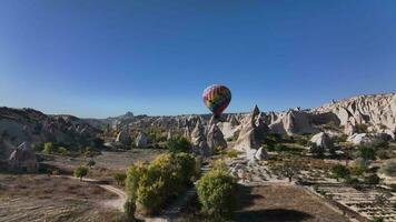 färgrik ensam ballong i de dal av kärlek i cappadocia video