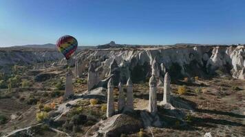 vistoso solitario globo en el Valle de amor en Capadocia video