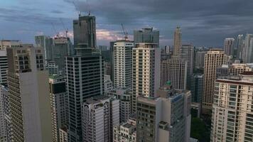 hoogbouw gebouwen in de makati bedrijf wijk in manilla, Filippijnen antenne video