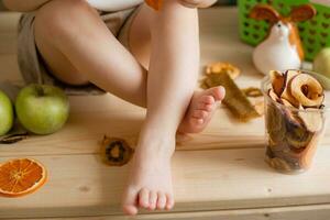 del bebe pies en un de madera mesa con Fruta de cerca foto