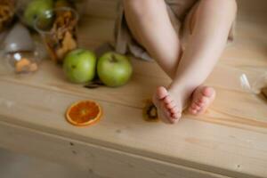 del bebe pies en un de madera mesa con Fruta de cerca foto