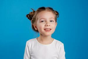 retrato de un pequeño contento niña de eslavo apariencia en un azul antecedentes. sitio para texto foto